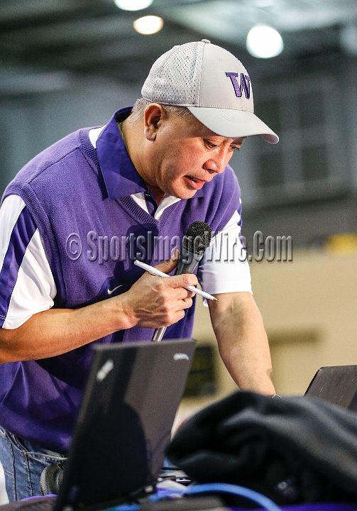 2014UWIndoorPreview-005.JPG - Jan 18, 2014; Seattle, WA, USA; in the UW Indoor preview meet at the Dempsey Indoor Track.